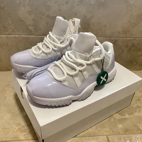 WOMANS AIR JORDAN 11 RETRO LOW (Violet-White)